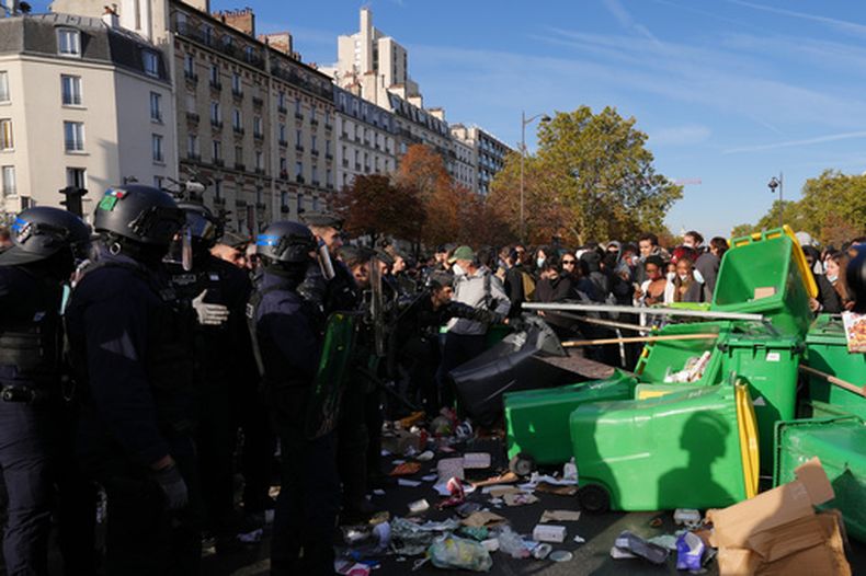 Policía antimotines se ve desplegada ante estudiantes de secundaria durante una protesta contra la falta de recursos de las escuelas, en París, el martes 6 de octubre de 2026. (AP Foto/Aurelien Morissard)