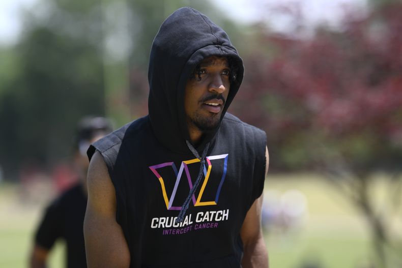 El quarterback Jayden Daniels de los Commanders de Washington durante una práctica, el miércoles 4 de junio de 2025, en Ashburn, Virginia. (AP Foto/Nick Wass)