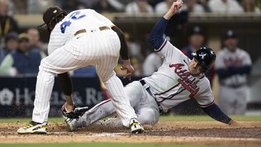 Hit de Duvall, labor de Jansen impulsan a Bravos ante Padres