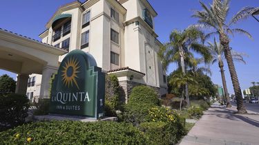 Un hotel de La Quinta Inn el 2 de mayo de 2025, en Hawaiian Gardens, California. (AP Foto/Mark J. Terrill)