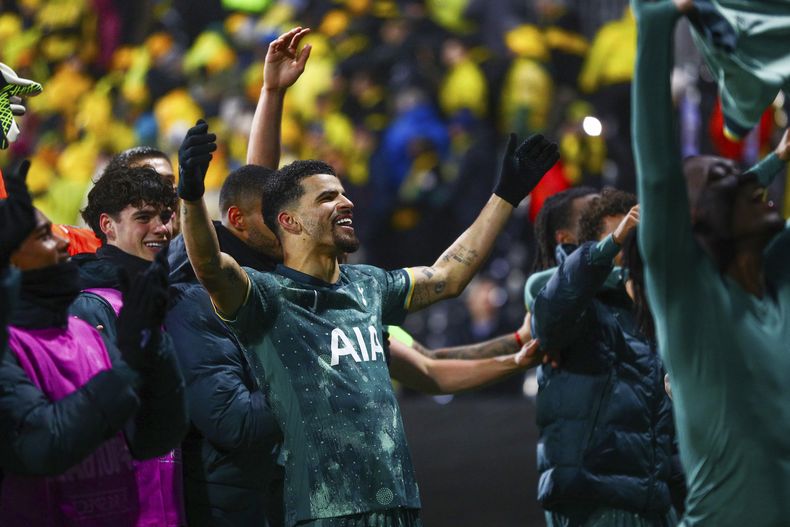 Dominic Solanke celebra la victoria de su Tottenham ante Bodø/Glimt en las semifinales de la Liga Europa, el jueves 8 de mayo de 2025, en Bodo, Noruega. (Mats Torbergsen/NTB vía AP)