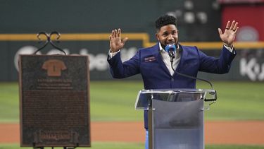 Elvis Andrus, quien fuera jugador de los Rangers de Texas, recibe una ovación mientras comenta durante la ceremonia en la que fue inducido al Salón de la Fama del equipo, previo al partido de béisbol de Grandes Ligas ante los Marineros de Seattle, el sábado 28 de junio de 2025, en Arlington, Texas. (AP Foto/Tony Gutierrez)