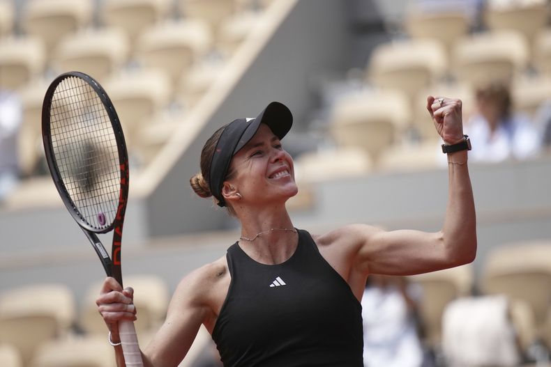 La ucraniana Elina Svitolina celebra tras vencer a la italiana Jasmine Paolini en la cuarta ronda del Abierto de Francia en Roland Garros el domingo primero de julio del 2025. (AP Foto/Christophe Ena)