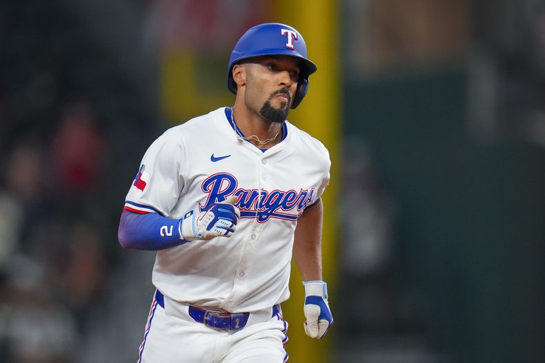 Marcus Semien, de los Rangers de Texas, recorre las bases luego de conectar un jonrón de tres carreras frente a los Orioles de Baltimore, el miércoles 2 de julio de 2025 (AP Foto/Julio Cortez)