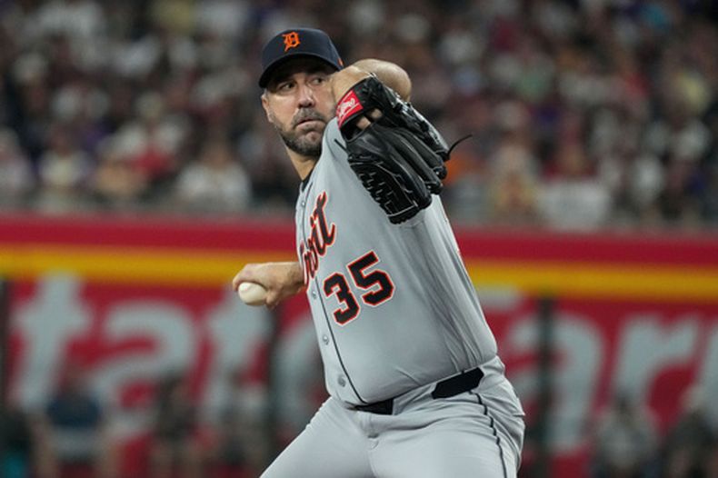 ARCHIVO - El lanzador de los Tigres de Detroit, Justin Verlander, trabaja contra los Diamondbacks de Arizona durante la primera entrada de un partido de béisbol del día inaugural, el lunes 30 de marzo de 2026, en Phoenix. (Foto AP/Darryl Webb, Archivo)