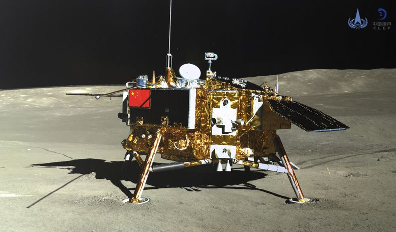ARCHIVO - En imagen proporcionada el 12 de enero de 2019 por la Administración Nacional Espacial de China vía la Agencia de Noticias Xinhua se muestra el módulo lunar de la sonda Change-4 en una fotografía tomada por el módulo Yutu-2 el 11 de enero de 2019. (Administración Nacional Espacial de China / Agencia de Noticias Xinhua vía AP, archivo)