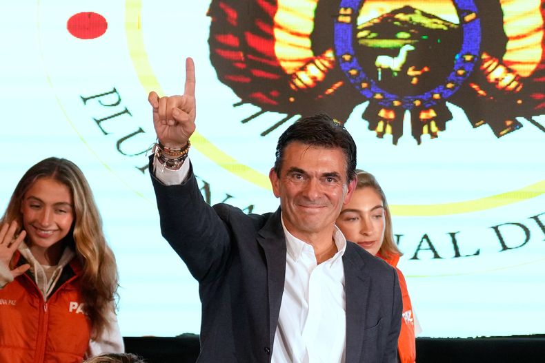 El candidato presidencial Rodrigo Paz se dirige a sus partidarios después de que los resultados preliminares lo mostraran liderando en la segunda vuelta de las elecciones presidenciales en La Paz, Bolivia, el domingo 19 de octubre de 2025. (AP Foto/Natacha Pisarenko)