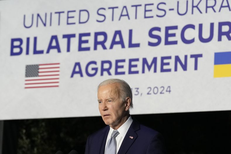 El presidente estadounidense Joe Biden escucha una pregunta durante una conferencia de prensa después de firmar un acuerdo bilateral de seguridad con el mandatario ucraniano Volodymyr Zelenskyy, en el marco de la cumbre del G7, el jueves 13 de junio de 2024, en Savelletri, Italia. (AP Foto/Andrew Medichini)