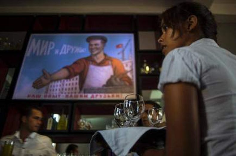 Locales de comida chilena, brasileña, sueca, mexicana, japonesa, hindú, rusa o árabe mantienen sus ofertas pese a los problemas para encontrar suministros.