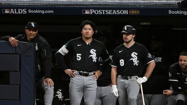 El primera base de los Medias Blancas de Chicago Munetaka Murakami y el catcher Kyle Teel observan la octava entrada del quinto juego de la serie divisional de la Liga Americana ante los Guardianes de Cleveland el sábado 10 de octubre del 2026. (AP Foto/Phil Long)