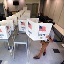 ARCHIVO - Lenny Carrillo, de la Oficina del Supervisor de Elecciones del Condado Orange, instala las cabinas de votación en el Centro Comunitario Meadow Woods en Orlando, Florida, el 15 de octubre de 2024. (Joe Burbank/Orlando Sentinel vía AP, archivo)