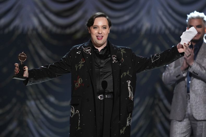Jak Malone acepta el premio a la mejor interpretación de un actor de reparto en un musical por Operation Mincemeat: A New Musical durante los 78.º Premios Tony el domingo 8 de junio de 2025 en el Radio City Music Hall de Nueva York. (Foto Charles Sykes/Invision/AP)