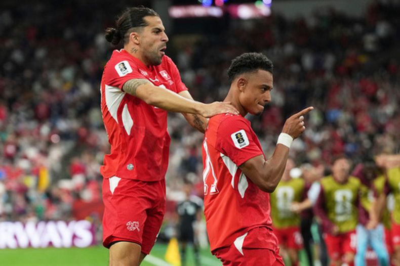 Dan Ndoye (derecha), de Suiza, festeja tras marcar ante Argelia en los dieciseisavos de final de la Copa del Mundo, el jueves 2 de julio de 2026 (AP Foto/Abbie Parr)