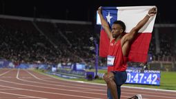 El chileno Santiago Ford celebra tras ganar la medalla de oro del decatlón en el atletismo de los Juegos Panamericanos en Santiago, Chile, el 31 de octubre de 2023. (AP Foto/Natacha Pisarenko)