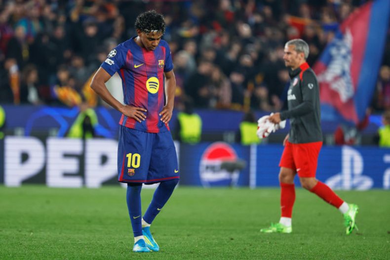 Lamine Yamal (10) del Barcelona reacciona decepcionado tras la derrota 2-0 ante el Atlético de Madrid en la Liga de Campeones, el miércoles 8 de abril de 2026.. (AP Foto/Joan Monfort)
