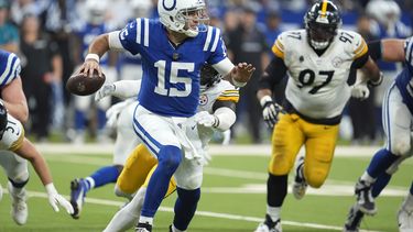 El quarterback de los Colts de Indianápolis Joe Flacco es forzado a correr con el balón mientras intenta lanzar en el encuentro ante los Steelers de Pittsburgh el domingo 29 de septiembre del 2024. (AP Foto/Michael Conroy)