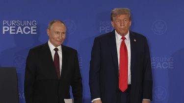 El presidente estadounidense Donald Trump, derecha, junto al presidente ruso Vladimir Putin, tras concluir la conferencia de prensa tras la cumbre entre ambos líderes, en la Base Conjunta Elmendorf-Richardson, en Alaska, el viernes 15 de agosto de 2025. (AP Foto/Jae C. Hong)