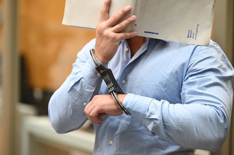 Uno de los acusados de actuar para una agencia de inteligencia rusa, en el tribunal de Stammheim, en el norte de Stuttgart, Alemania, el 18 de agosto del 2026. (Marijan Murat/dpa via AP)
