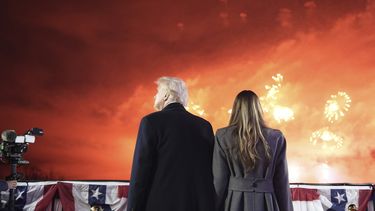 El presidente electo Donald Trump y su esposa Melania observan fuegos artificiales en el Trump National Golf Club en Sterling, Virginia el 18 de enero del 2025. (AP foto/Alex Brandon, Pool)