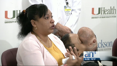 milagro de navidad: un nino viaja desde cuba hasta miami para que le extirpen un tumor que le cubre el rostro