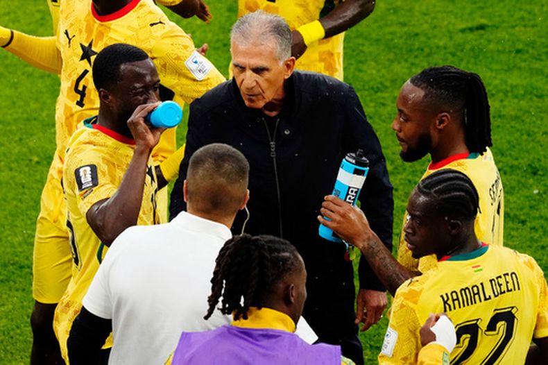 El técnico de Ghana, Carlos Queiroz habla con sus jugadores durante la pausa de hidratación del partido por el Grupo L del Mundial entre Ghana y Panamá, el miércoles 17 de junio de 2026, en Toronto. (Chris Young/The Canadian Press via AP)