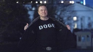 Elon Musk muestra una camiseta con las letras DOGE, que son las siglas en inglés del Departamento de Eficiencia que dirige, en la Casa Blanca, Washington, el domingo 9 de marzo de 2025. (AP Foto/Jose Luis Magana)