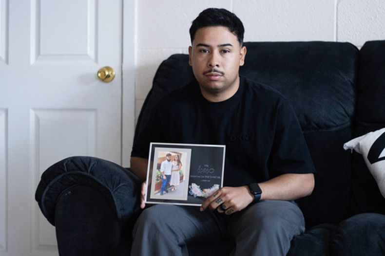 ARCHIVO - Hedar Leonel Turcios Juárez, sargento del Ejército de Estados Unidos, sostiene una fotografía suya con su esposa Cristy en su casa, el 21 de julio de 2026, en El Paso, Texas. (AP Foto/Ryan Romero, archivo)