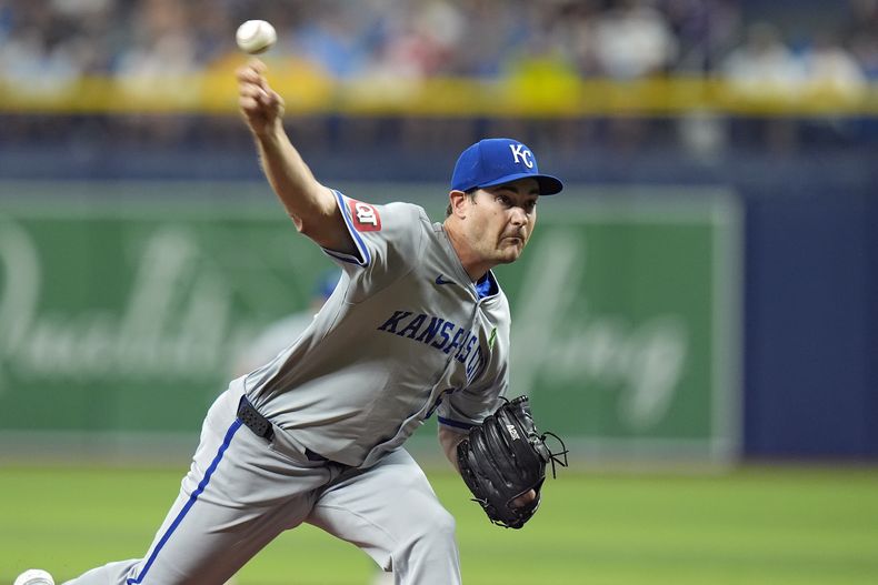 Seth Lugo, abridor de los Reales de Kansas City, hace un lanzamiento en el encuentro ante los Rays de Tampa Bay, el viernes 24 de mayo de 2024 (AP Foto/Chris OMeara)