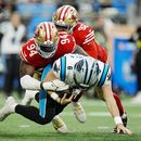 49ers doblegan a Panthers en su 1er triunfo como visitantes