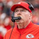 ARCHIVO - Andy Reid, entrenador en jefe de los Chiefs de Kansas City, observa durante un partido de la NFL en contra de los Raiders de Las Vegas, el 4 de enero de 2026, en Las Vegas. (AP Foto/Jeff Lewis, Archivo)