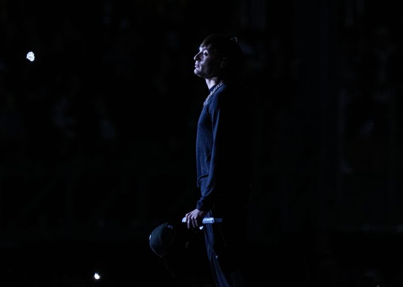 El cantante mexicano Peso Pluma en su concierto en el segundo día del festival Arre en la Ciudad de México el 11 de septiembre de 2023. (Foto AP/Fernando Llano)