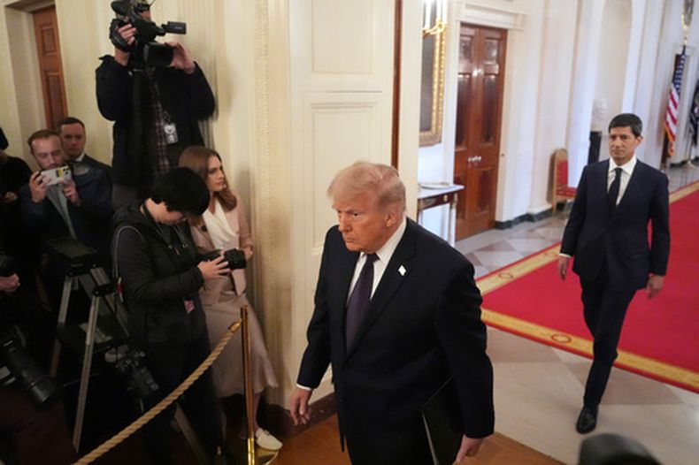 El presidente Donald Trump (izq) y Kevin Warsh llegan a la ceremonia de juramentación de Warsh como presidente de la Reserva Federal, en la Casa Blanca en Washington, el 22 de mayo del 2026. (AP foto/Alex Brandon)