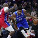 Antetokounmpo riñe con trabajador en arena, arroja escalera