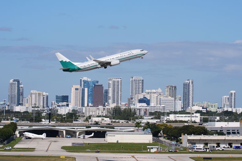 ARCHIVO - Un avión de American Airlines despega del Aeropuerto Internacional de Fort Lauderdale-Hollywood, el jueves 13 de noviembre de 2025, en Fort Lauderdale, Florida. (Foto AP/Lynne Sladky, archivo)