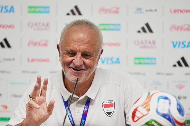 Graham Arnold, entrenador de Irak, habla durante una conferencia de prensa antes de un juego de fútbol de clasificación para el Mundial 2026 contra Bolivia en Monterrey, México, el lunes 30 de marzo de 2026. (Foto AP/Fernando Llano)