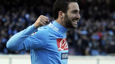 americateve | El atacante argentino del Napoli Gonzalo Higua&iacute;n celebra luego que su compa&ntilde;ero Dries Mertens anot&oacute; un gol ante Sampdoria en la Serie A del f&uacute;tbol italiano el lunes 6 de enero de 2014. (AP Foto/Salvatore Laporta)