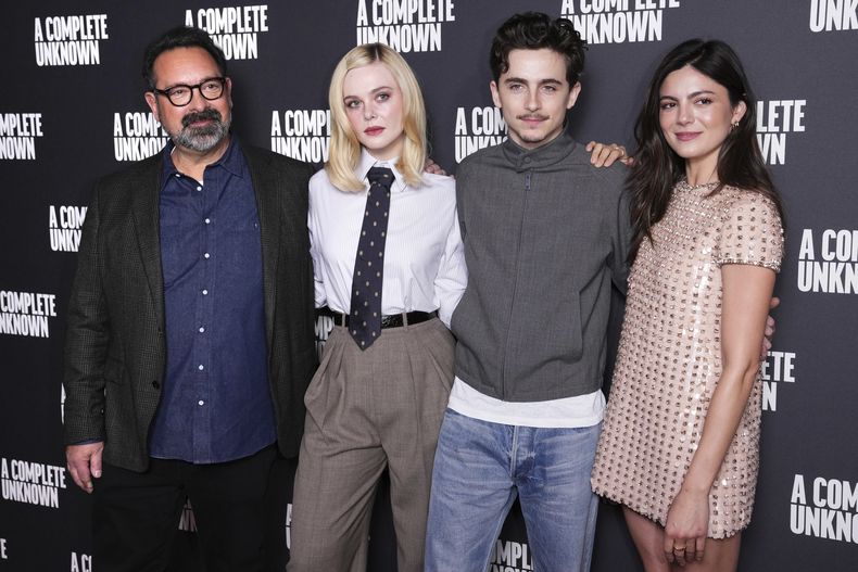 El director James Mangold, de izquierda a derecha, Elle Fanning, Timothee Chalamet y Monica Barbaro posan al llegar a la sesión fotográfica de la película A Complete Unknown, en Londres, el lunes 16 de diciembre de 2024. (Foto Scott A Garfitt/Invision/AP)