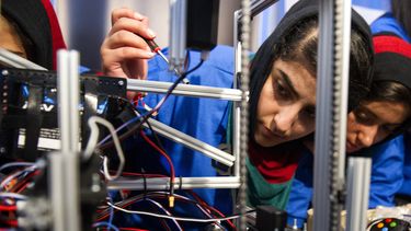 Equipo de robótica de niñas afganas compite en Washington