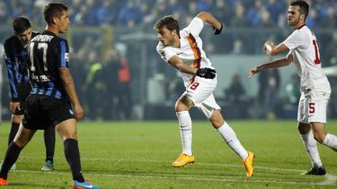 americateve | El jugador de la Roma, Adem Ljajic, centro, festeja tras marcar un gol contra Atalanta en la Serie A el s&aacute;bado, 22 de noviembre de 2014, en Bergamo, Italia. (AP Photo/Felice Calabro)