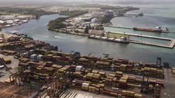 ARCHIVO - Contenedores de carga se apilan mientras las grúas cargan y descargan contenedores de buques de carga en el puerto de Cristóbal en Colón, Panamá, el 4 de febrero de 2025. (Foto AP/Matías Delacroix, Archivo)