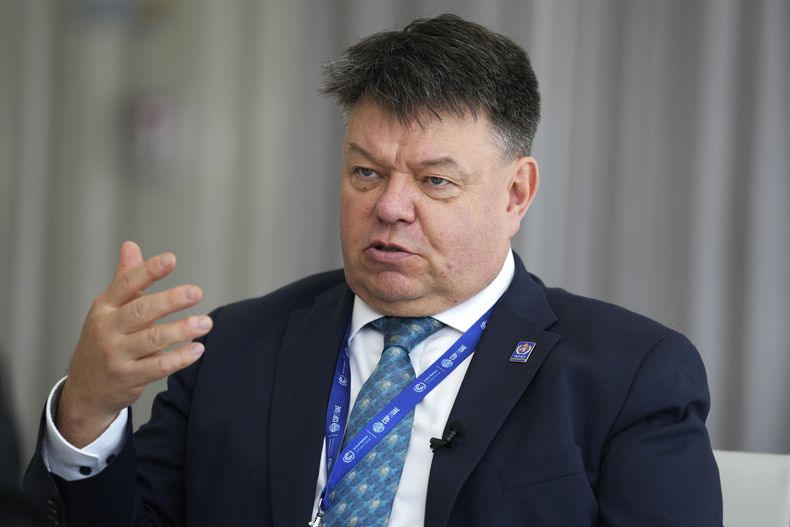 Petteri Taalas, secretario general de la Organización Meteorológica Mundial, habla durante una entrevista con The Associated Press en la cumbre climática COP28, el jueves 30 de noviembre de 2023 en Dubái, Emiratos Árabes Unidos. (AP Foto/Kamran Jebreili)