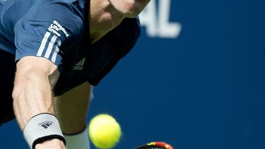 americateve | El brit&aacute;nico Andy Murray devuelve una pelota ante el australiano Nick Kyrgios en el torneo de Toronto el mi&eacute;rcoles, 6 de agosto de 2014. (AP Photo/The Canadian Press, Nathan Denette)
