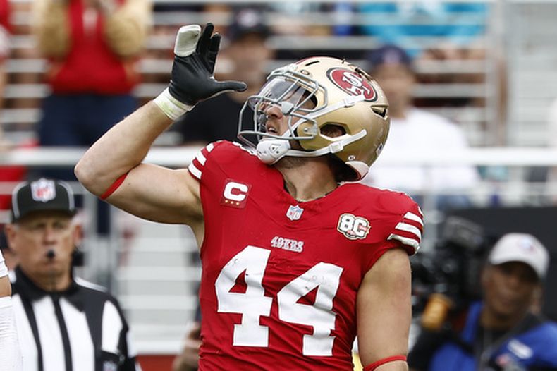 ARCHIVO: El fullback de los 49ers de San Francisco, Kyle Juszczyk, hace gestos tras una jugada contra los Dolphins de Miami durante la segunda mitad de un partido de fútbol americano de la NFL en Santa Clara, California, el 20 de septiembre de 2026. (Foto AP/Kelley L Cox, Archivo)