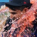 El mexicano Luis Urías, de los Azulejos de Toronto, es empapado con bebida energizante tras el triunfo sobre los Cardenales de San Luis, el viernes 31 de julio de 2026 (Chris Young/The Canadian Press via AP)