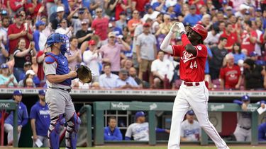 El dominicano Elly de la Cruz, de los Rojos de Cincinnati, celebra luego de conseguir un jonrón de dos carreras en el encuentro del miércoles 7 de junio de 2023, ante los Dodgers de Los Ángeles (AP Foto/Jeff Dean)
