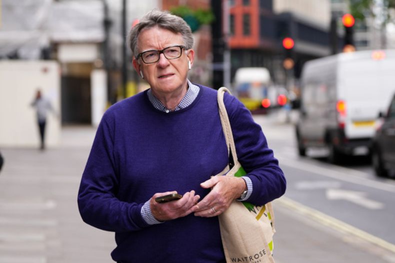 Peter Mandelson, el exembajador del Reino Unido en EEUU, pasa frente al Ministerio de Salud en Londres, el jueves 14 de mayo de 2026. (Foto AP/Kirsty Wigglesworth)