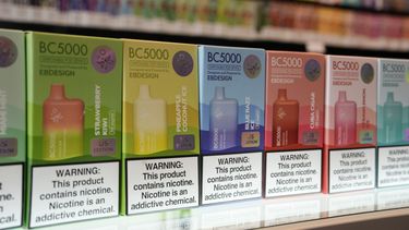 Variedad de cigarrillos electrónicos desechables con sabores fabricados por EB Design se exhiben en una tienda en Pinecrest, Florida, el 26 de junio de 2023. (Foto AP/Rebecca Blackwell, Archivo)