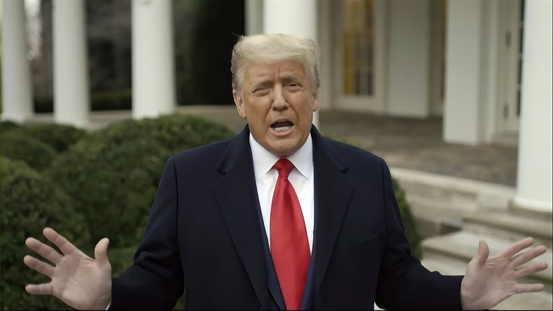 Esta imagen tomada de un video difundido por la Comisión Selecta de la Cámara de Representantes muesta al expresidente Donald Trump grabando una declaración en video la tarde del 6 de enero de 2021 desde la Casa Blanca, en Washington. (House Select Committee via AP, Archivo)