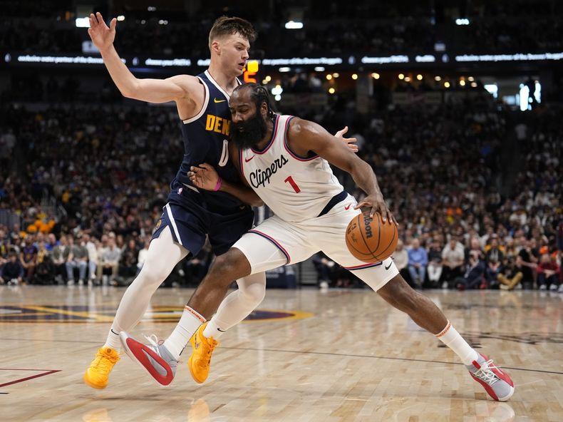 El base de los Clippers de Los Ángeles James Harden avanza a la canasta ante el base de los Nuggets de Denver Christian Braun en el encuentro de la NBA del sábado 26 de octubre del 2024. (AP Foto/Jack Dempsey)