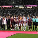 Andres Iniesta del Vissel Kobe posa con jugadores e invitados antes del encuentro amistoso entre el Barcelona y el Vissel Kobe en el Estadio Nacional de Tokio el martes 6 de junio del 2023. (AP Foto/Eugene Hoshiko)